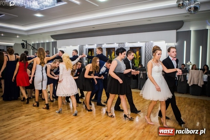 Zdjęcie w galerii na portalu naszraciborz.pl: Bal maturalny CKZiU nr 1 Budowlanka - uczniowie bawią się w Tworkowie w Bravo wiadomości z regionu