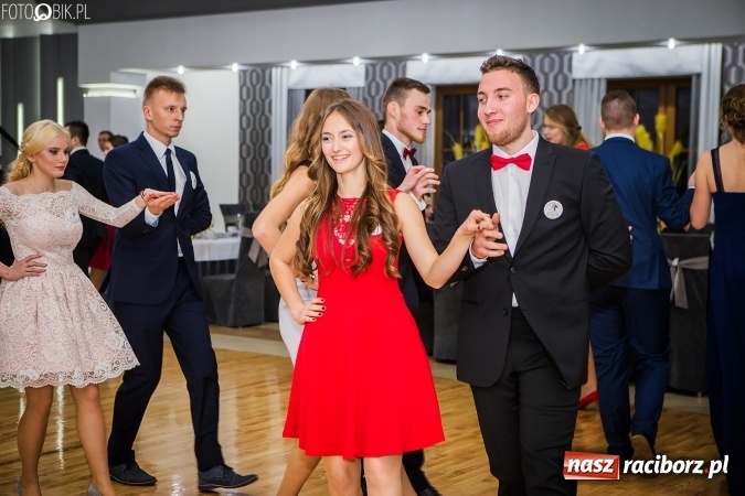 Zdjęcie w galerii na portalu naszraciborz.pl: Bal maturalny CKZiU nr 1 Budowlanka - uczniowie bawią się w Tworkowie w Bravo wiadomości z regionu