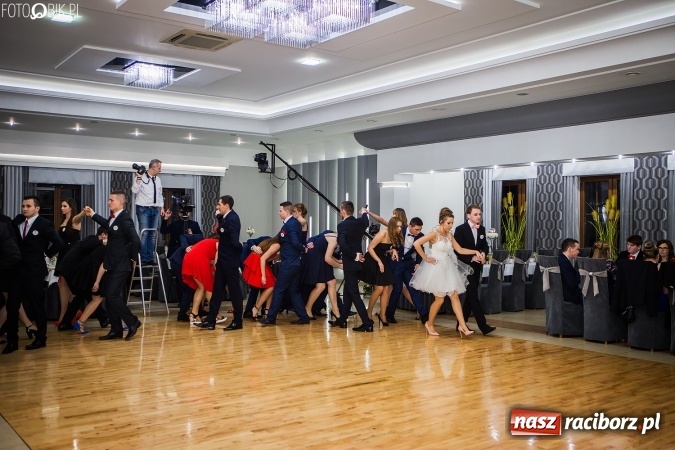 Zdjęcie w galerii na portalu naszraciborz.pl: Bal maturalny CKZiU nr 1 Budowlanka - uczniowie bawią się w Tworkowie w Bravo wiadomości z regionu