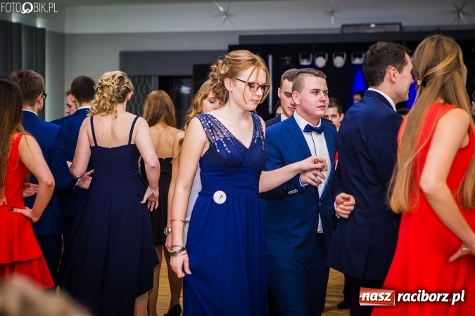Zdjęcie w galerii na portalu naszraciborz.pl: Bal maturalny CKZiU nr 1 Budowlanka - uczniowie bawią się w Tworkowie w Bravo wiadomości z regionu