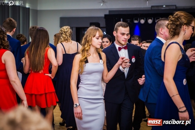 Zdjęcie w galerii na portalu naszraciborz.pl: Bal maturalny CKZiU nr 1 Budowlanka - uczniowie bawią się w Tworkowie w Bravo wiadomości z regionu
