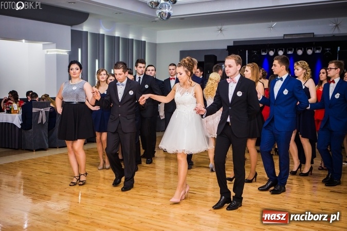 Zdjęcie w galerii na portalu naszraciborz.pl: Bal maturalny CKZiU nr 1 Budowlanka - uczniowie bawią się w Tworkowie w Bravo wiadomości z regionu