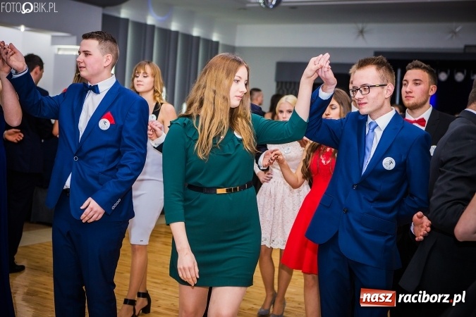Zdjęcie w galerii na portalu naszraciborz.pl: Bal maturalny CKZiU nr 1 Budowlanka - uczniowie bawią się w Tworkowie w Bravo wiadomości z regionu