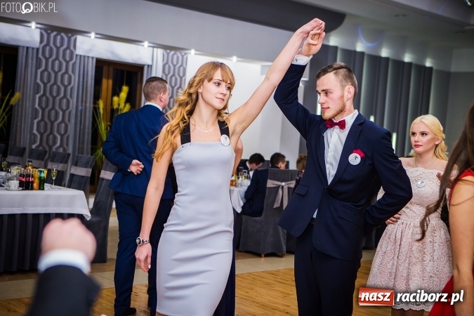 Zdjęcie w galerii na portalu naszraciborz.pl: Bal maturalny CKZiU nr 1 Budowlanka - uczniowie bawią się w Tworkowie w Bravo wiadomości z regionu