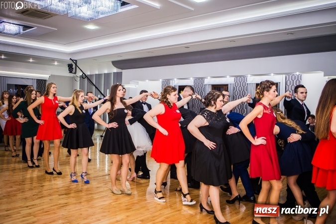 Zdjęcie w galerii na portalu naszraciborz.pl: Bal maturalny CKZiU nr 1 Budowlanka - uczniowie bawią się w Tworkowie w Bravo wiadomości z regionu