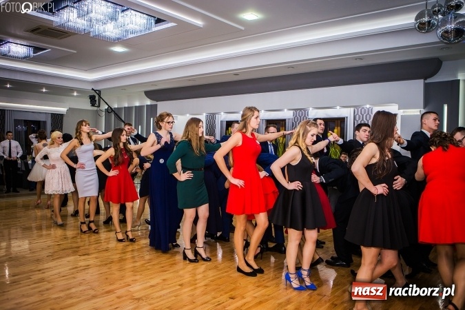 Zdjęcie w galerii na portalu naszraciborz.pl: Bal maturalny CKZiU nr 1 Budowlanka - uczniowie bawią się w Tworkowie w Bravo wiadomości z regionu