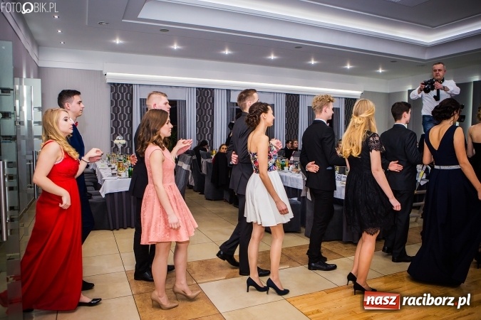 Zdjęcie w galerii na portalu naszraciborz.pl: Bal maturalny CKZiU nr 1 Budowlanka - uczniowie bawią się w Tworkowie w Bravo wiadomości z regionu