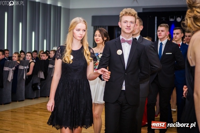 Zdjęcie w galerii na portalu naszraciborz.pl: Bal maturalny CKZiU nr 1 Budowlanka - uczniowie bawią się w Tworkowie w Bravo wiadomości z regionu