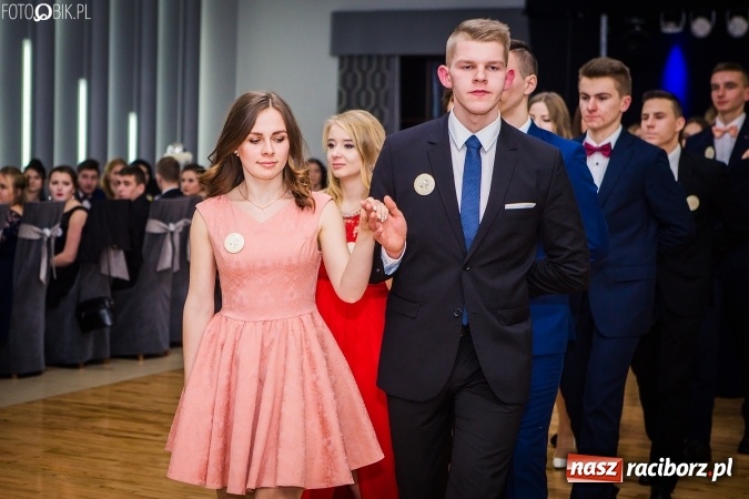 Zdjęcie w galerii na portalu naszraciborz.pl: Bal maturalny CKZiU nr 1 Budowlanka - uczniowie bawią się w Tworkowie w Bravo wiadomości z regionu