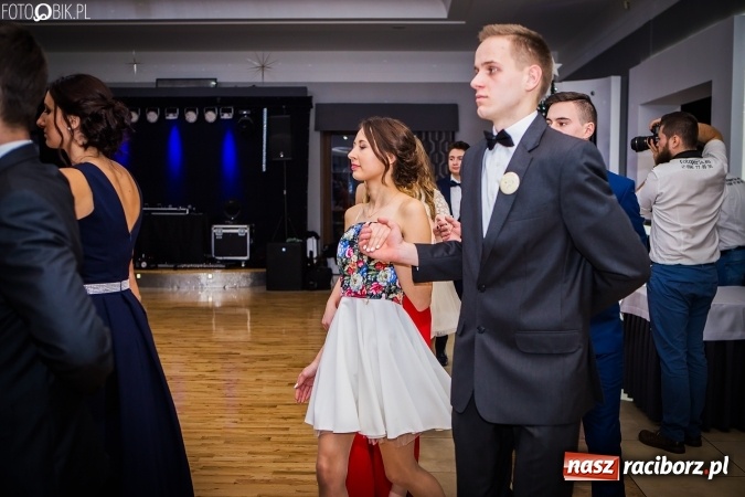 Zdjęcie w galerii na portalu naszraciborz.pl: Bal maturalny CKZiU nr 1 Budowlanka - uczniowie bawią się w Tworkowie w Bravo wiadomości z regionu