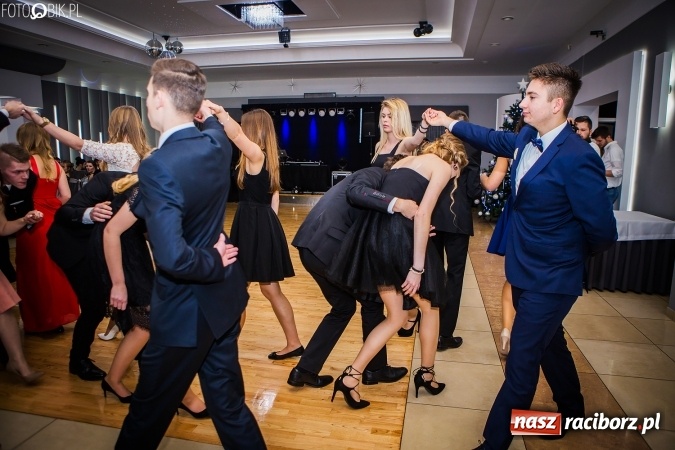 Zdjęcie w galerii na portalu naszraciborz.pl: Bal maturalny CKZiU nr 1 Budowlanka - uczniowie bawią się w Tworkowie w Bravo wiadomości z regionu