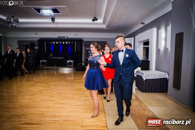 Zdjęcie w galerii na portalu naszraciborz.pl: Bal maturalny CKZiU nr 1 Budowlanka - uczniowie bawią się w Tworkowie w Bravo wiadomości z regionu