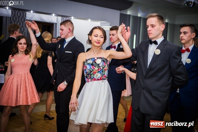 Zdjęcie w galerii na portalu naszraciborz.pl: Bal maturalny CKZiU nr 1 Budowlanka - uczniowie bawią się w Tworkowie w Bravo wiadomości z regionu