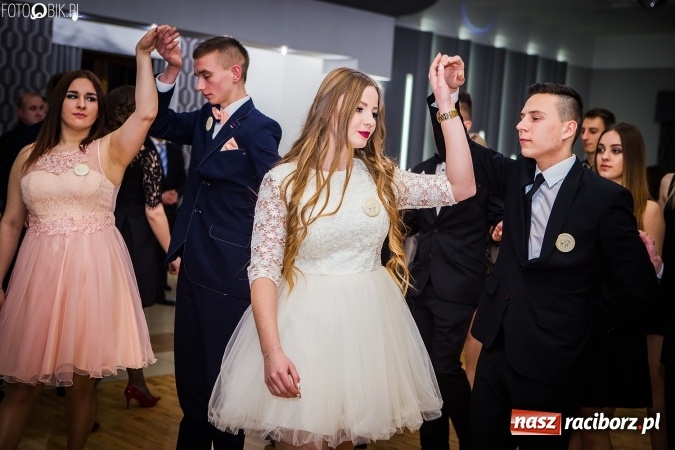 Zdjęcie w galerii na portalu naszraciborz.pl: Bal maturalny CKZiU nr 1 Budowlanka - uczniowie bawią się w Tworkowie w Bravo wiadomości z regionu