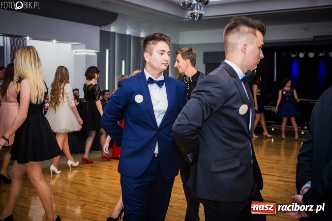 Zdjęcie w galerii na portalu naszraciborz.pl: Bal maturalny CKZiU nr 1 Budowlanka - uczniowie bawią się w Tworkowie w Bravo wiadomości z regionu