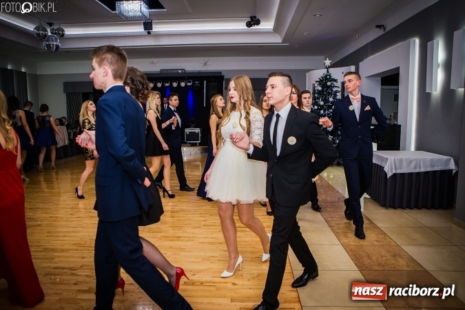 Zdjęcie w galerii na portalu naszraciborz.pl: Bal maturalny CKZiU nr 1 Budowlanka - uczniowie bawią się w Tworkowie w Bravo wiadomości z regionu