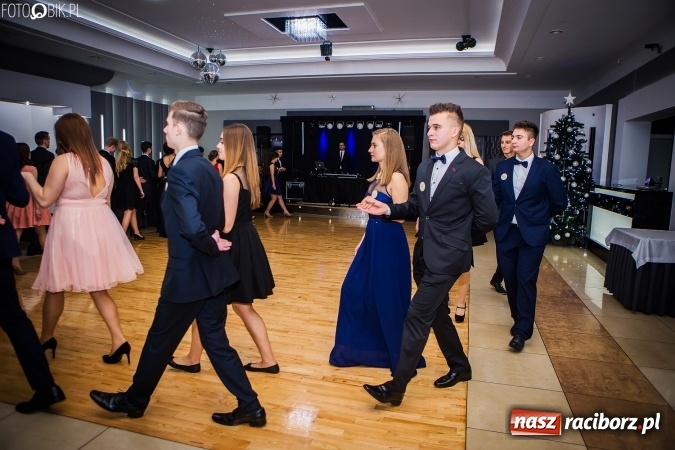 Zdjęcie w galerii na portalu naszraciborz.pl: Bal maturalny CKZiU nr 1 Budowlanka - uczniowie bawią się w Tworkowie w Bravo wiadomości z regionu