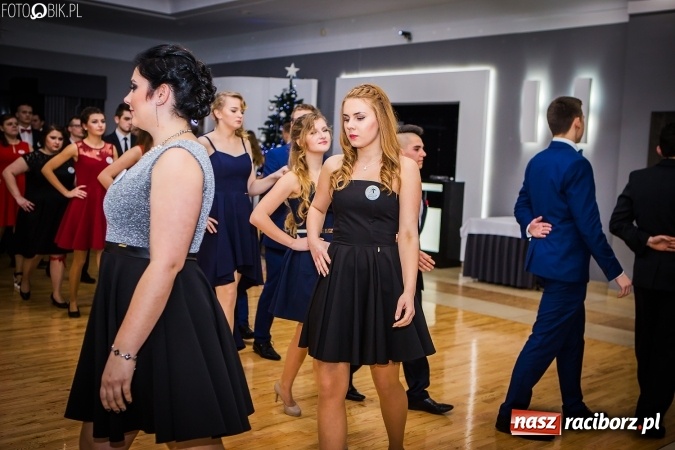 Zdjęcie w galerii na portalu naszraciborz.pl: Bal maturalny CKZiU nr 1 Budowlanka - uczniowie bawią się w Tworkowie w Bravo wiadomości z regionu