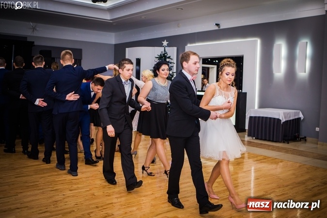 Zdjęcie w galerii na portalu naszraciborz.pl: Bal maturalny CKZiU nr 1 Budowlanka - uczniowie bawią się w Tworkowie w Bravo wiadomości z regionu