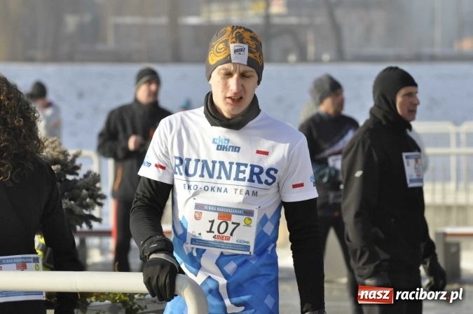 Zdjęcie w galerii na portalu naszraciborz.pl: III Bieg Nadodrzański. Mróz niestraszny biegaczom. Złoto dla Łukasza Skwareckiego  wiadomości z regionu