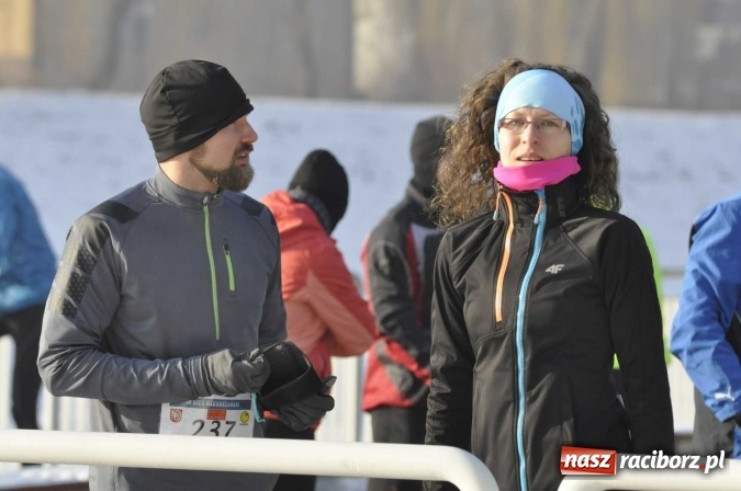 Zdjęcie w galerii na portalu naszraciborz.pl: III Bieg Nadodrzański. Mróz niestraszny biegaczom. Złoto dla Łukasza Skwareckiego  wiadomości z regionu