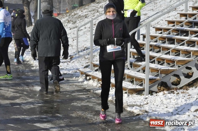 Zdjęcie w galerii na portalu naszraciborz.pl: III Bieg Nadodrzański. Mróz niestraszny biegaczom. Złoto dla Łukasza Skwareckiego  wiadomości z regionu