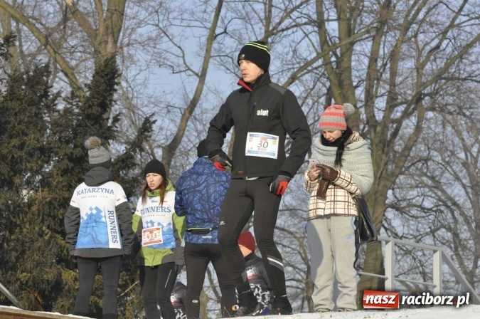 Zdjęcie w galerii na portalu naszraciborz.pl: III Bieg Nadodrzański. Mróz niestraszny biegaczom. Złoto dla Łukasza Skwareckiego  wiadomości z regionu