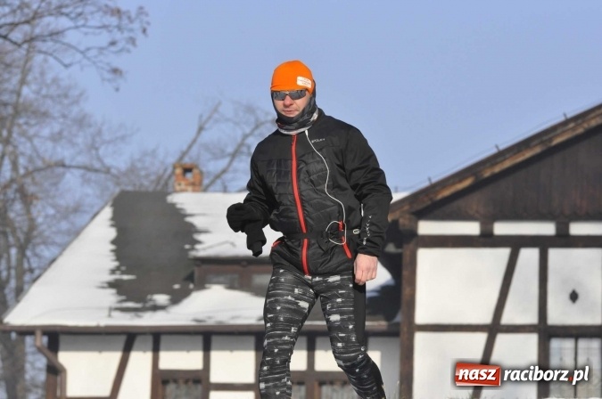 Zdjęcie w galerii na portalu naszraciborz.pl: III Bieg Nadodrzański. Mróz niestraszny biegaczom. Złoto dla Łukasza Skwareckiego  wiadomości z regionu