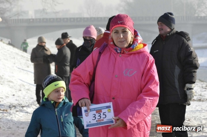 Zdjęcie w galerii na portalu naszraciborz.pl: III Bieg Nadodrzański. Mróz niestraszny biegaczom. Złoto dla Łukasza Skwareckiego  wiadomości z regionu
