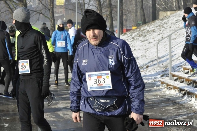 Zdjęcie w galerii na portalu naszraciborz.pl: III Bieg Nadodrzański. Mróz niestraszny biegaczom. Złoto dla Łukasza Skwareckiego  wiadomości z regionu
