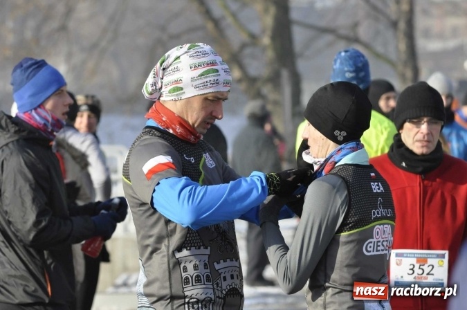 Zdjęcie w galerii na portalu naszraciborz.pl: III Bieg Nadodrzański. Mróz niestraszny biegaczom. Złoto dla Łukasza Skwareckiego  wiadomości z regionu