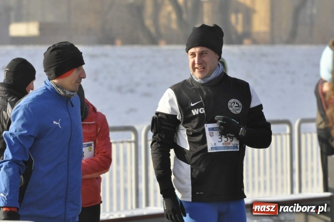 Zdjęcie w galerii na portalu naszraciborz.pl: III Bieg Nadodrzański. Mróz niestraszny biegaczom. Złoto dla Łukasza Skwareckiego  wiadomości z regionu