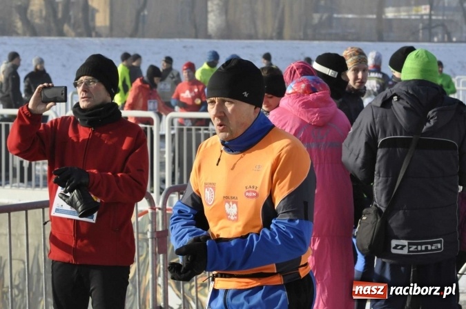 Zdjęcie w galerii na portalu naszraciborz.pl: III Bieg Nadodrzański. Mróz niestraszny biegaczom. Złoto dla Łukasza Skwareckiego  wiadomości z regionu