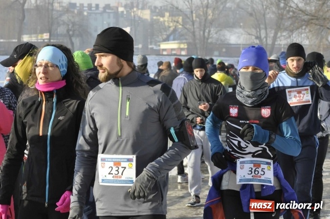 Zdjęcie w galerii na portalu naszraciborz.pl: III Bieg Nadodrzański. Mróz niestraszny biegaczom. Złoto dla Łukasza Skwareckiego  wiadomości z regionu