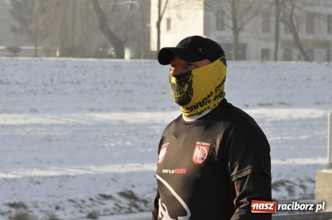 Zdjęcie w galerii na portalu naszraciborz.pl: III Bieg Nadodrzański. Mróz niestraszny biegaczom. Złoto dla Łukasza Skwareckiego  wiadomości z regionu