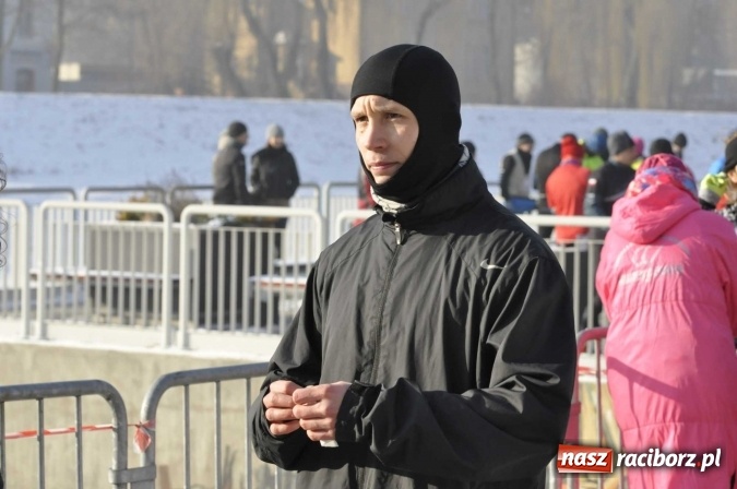 Zdjęcie w galerii na portalu naszraciborz.pl: III Bieg Nadodrzański. Mróz niestraszny biegaczom. Złoto dla Łukasza Skwareckiego  wiadomości z regionu