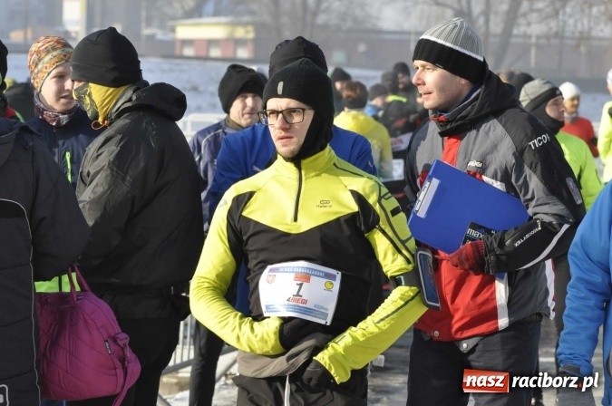 Zdjęcie w galerii na portalu naszraciborz.pl: III Bieg Nadodrzański. Mróz niestraszny biegaczom. Złoto dla Łukasza Skwareckiego  wiadomości z regionu