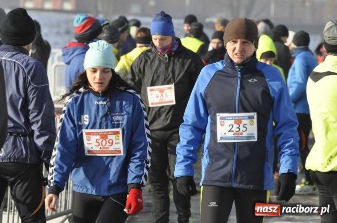 Zdjęcie w galerii na portalu naszraciborz.pl: III Bieg Nadodrzański. Mróz niestraszny biegaczom. Złoto dla Łukasza Skwareckiego  wiadomości z regionu