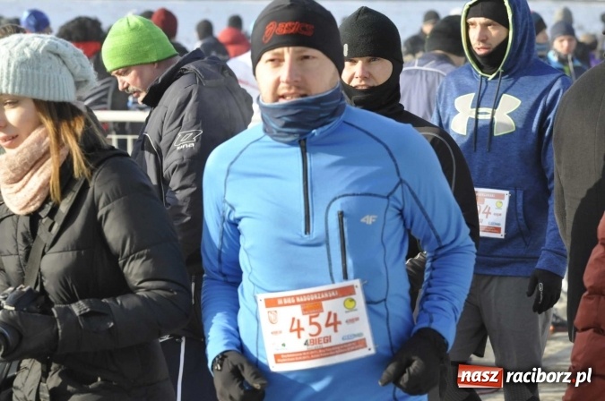 Zdjęcie w galerii na portalu naszraciborz.pl: III Bieg Nadodrzański. Mróz niestraszny biegaczom. Złoto dla Łukasza Skwareckiego  wiadomości z regionu