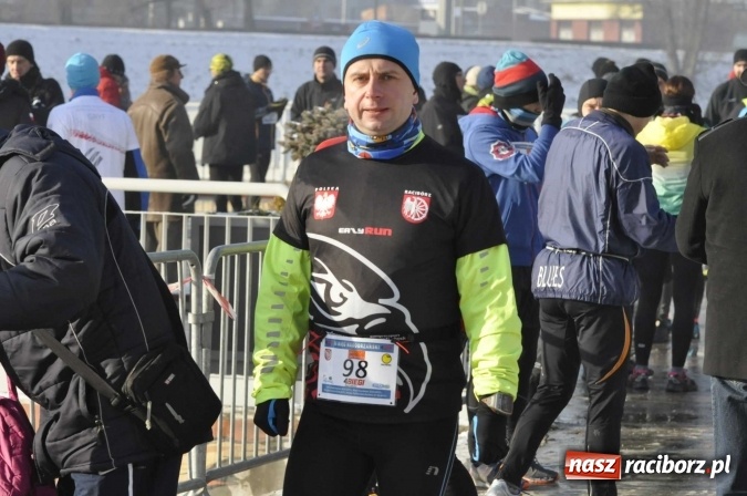 Zdjęcie w galerii na portalu naszraciborz.pl: III Bieg Nadodrzański. Mróz niestraszny biegaczom. Złoto dla Łukasza Skwareckiego  wiadomości z regionu