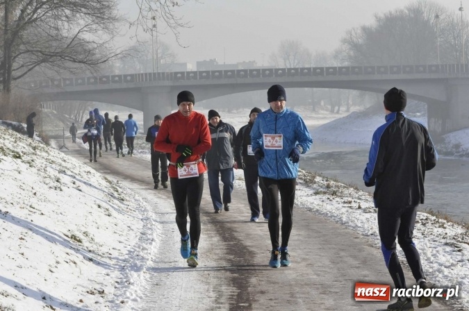 Zdjęcie w galerii na portalu naszraciborz.pl: III Bieg Nadodrzański. Mróz niestraszny biegaczom. Złoto dla Łukasza Skwareckiego  wiadomości z regionu