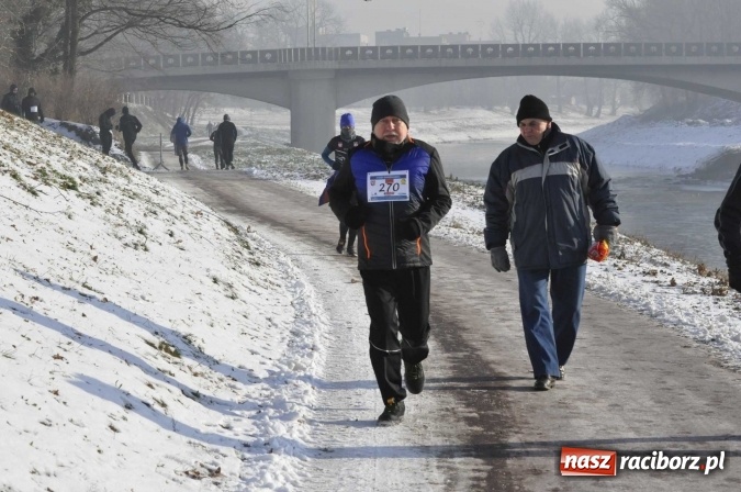 Zdjęcie w galerii na portalu naszraciborz.pl: III Bieg Nadodrzański. Mróz niestraszny biegaczom. Złoto dla Łukasza Skwareckiego  wiadomości z regionu