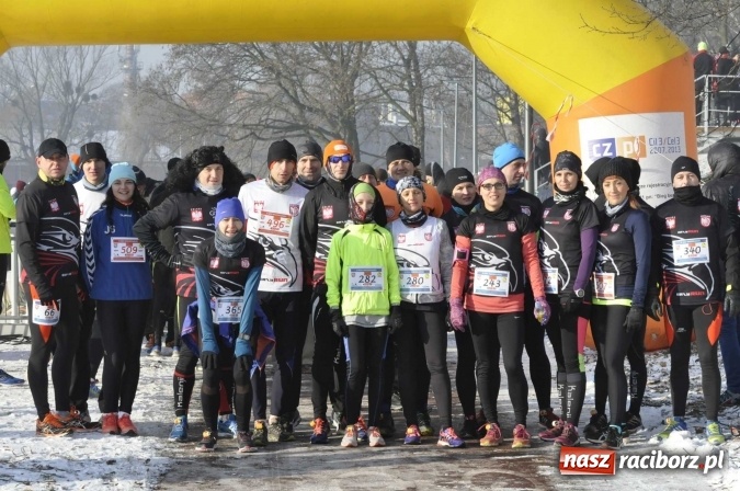 Zdjęcie w galerii na portalu naszraciborz.pl: III Bieg Nadodrzański. Mróz niestraszny biegaczom. Złoto dla Łukasza Skwareckiego  wiadomości z regionu