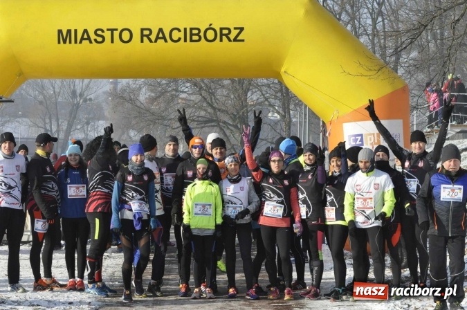 Zdjęcie w galerii na portalu naszraciborz.pl: III Bieg Nadodrzański. Mróz niestraszny biegaczom. Złoto dla Łukasza Skwareckiego  wiadomości z regionu