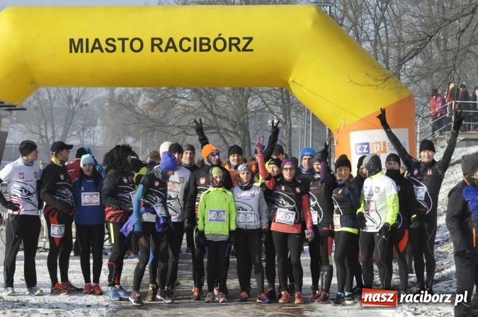 Zdjęcie w galerii na portalu naszraciborz.pl: III Bieg Nadodrzański. Mróz niestraszny biegaczom. Złoto dla Łukasza Skwareckiego  wiadomości z regionu