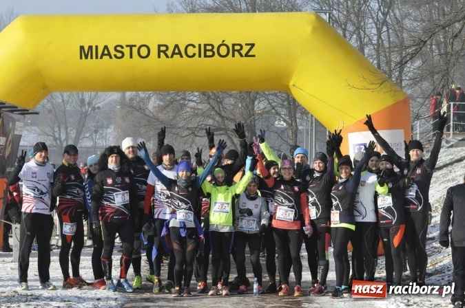 Zdjęcie w galerii na portalu naszraciborz.pl: III Bieg Nadodrzański. Mróz niestraszny biegaczom. Złoto dla Łukasza Skwareckiego  wiadomości z regionu