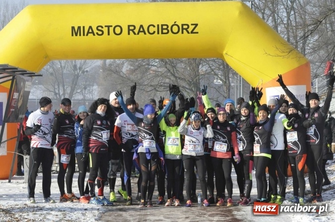 Zdjęcie w galerii na portalu naszraciborz.pl: III Bieg Nadodrzański. Mróz niestraszny biegaczom. Złoto dla Łukasza Skwareckiego  wiadomości z regionu