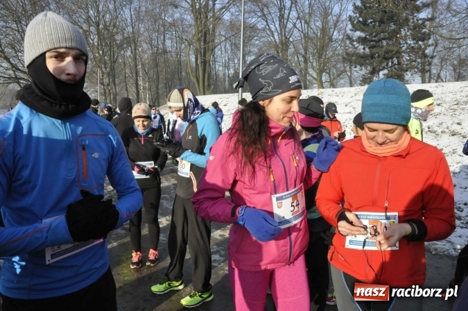 Zdjęcie w galerii na portalu naszraciborz.pl: III Bieg Nadodrzański. Mróz niestraszny biegaczom. Złoto dla Łukasza Skwareckiego  wiadomości z regionu