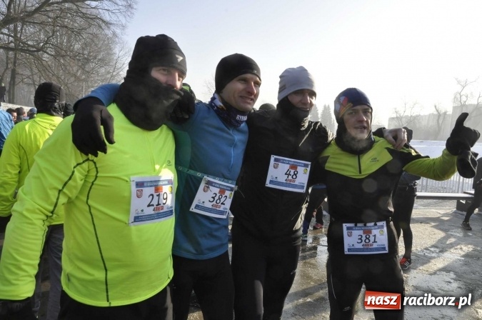 Zdjęcie w galerii na portalu naszraciborz.pl: III Bieg Nadodrzański. Mróz niestraszny biegaczom. Złoto dla Łukasza Skwareckiego  wiadomości z regionu
