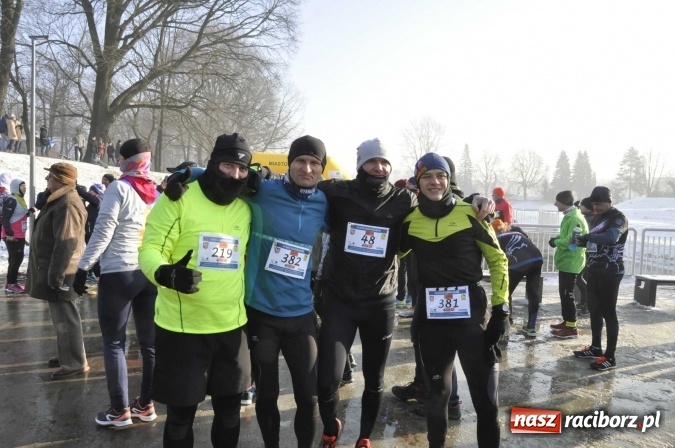 Zdjęcie w galerii na portalu naszraciborz.pl: III Bieg Nadodrzański. Mróz niestraszny biegaczom. Złoto dla Łukasza Skwareckiego  wiadomości z regionu